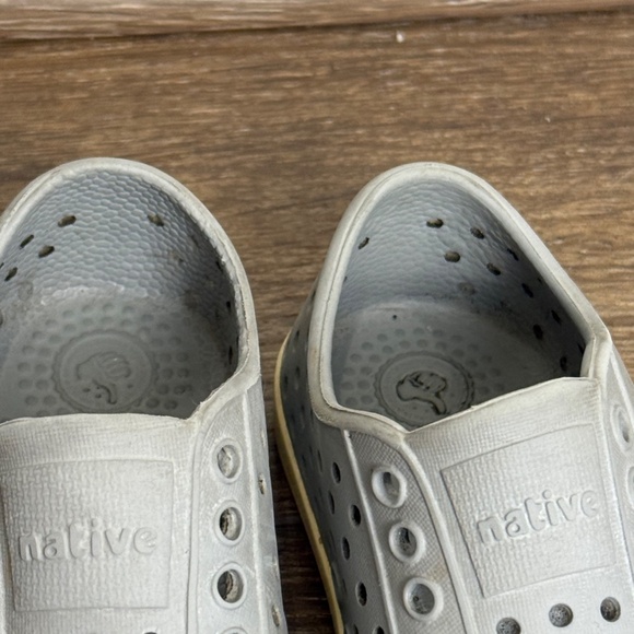 Native Jefferson Youth Unisex Slip-On Shoes Gray/Off White Size 8 Toddler Summer - Picture 4 of 10